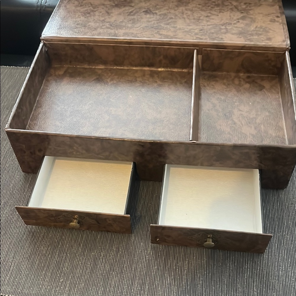 Floral embossed vintage Jewelry Box - Picture 3 of 9